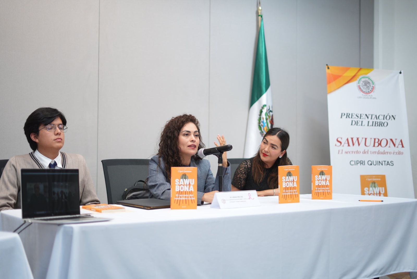 Presentan libro 'Sawubona' en el Salón Blanco del Recinto Legislativo